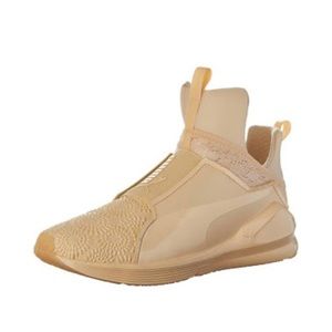 Slip on Puma’s in beige